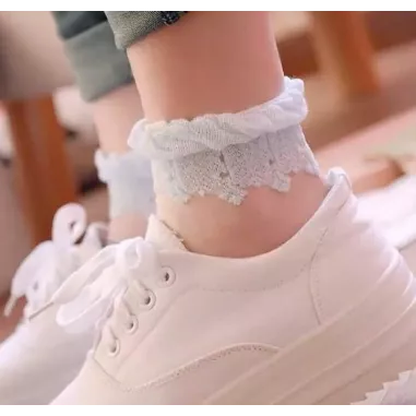 Chaussettes&nbsp;transparentes&nbsp;& blanches. pour vos jolis pieds