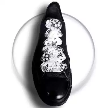 Lacets larges satin blanc fleurs+ papillons noirs pour vos chaussures