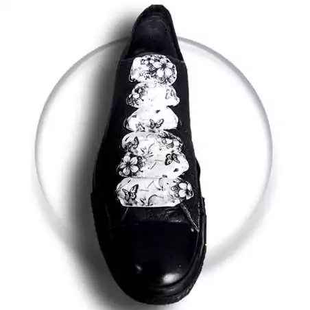 Lacets larges satin blanc fleurs+ papillons noirs pour vos chaussures Lacets larges satin blanc fleurs+ papillons noirs pour vos chaussures