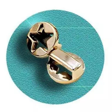 Envie de décorer vos chaussures ? Décorations étoiles dorées