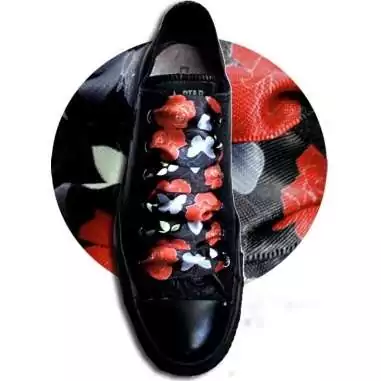Lacets satin large noir fleurs gris & rouge pour vos chaussures