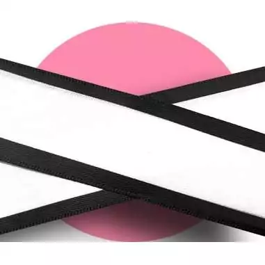 Lacets en satin large blanc gansé noir pour vos chaussures