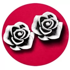 Envie de décorer vos chaussures ? Décorations Roses noires & blanches