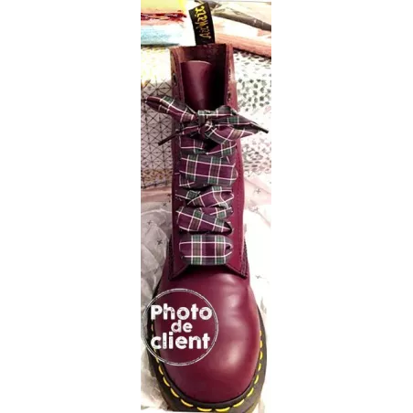 Lacets écossais carreaux rouges en vente en boutique en…