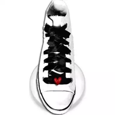 Envie de décorer vos chaussures ? Décorations coeurs rouges