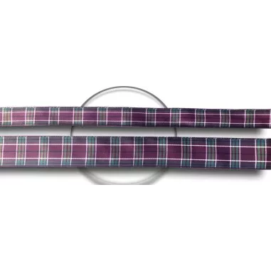 Lacets écossais carreaux rouges en vente en boutique en…