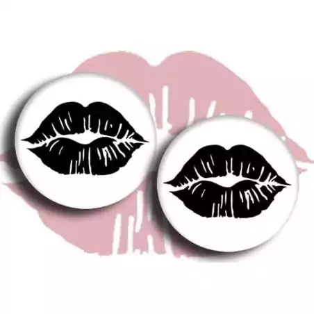 Envie de décorer vos chaussures ? Décorations de lacets rouge à lèvres noir