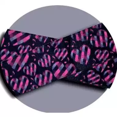 Lacets satin noir coeurs à carreaux roses pour vos chaussures