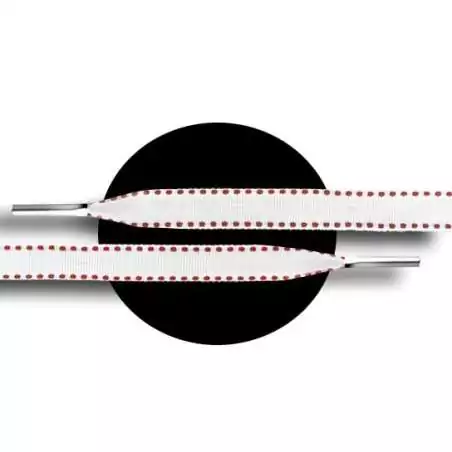 Lacets blancs surpiqués de rouge pour vos chaussures