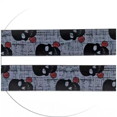 Lacets satin large gris avec têtes de morts + crânes noirs