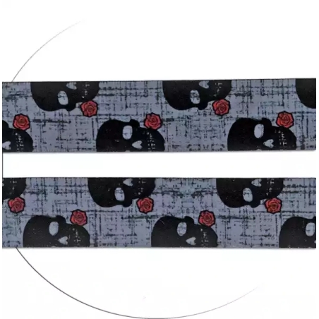 Lacets satin large gris avec têtes de morts + crânes noirs