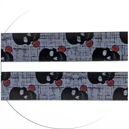 Lacets satin large gris à crânes noirs pour vos chaussures