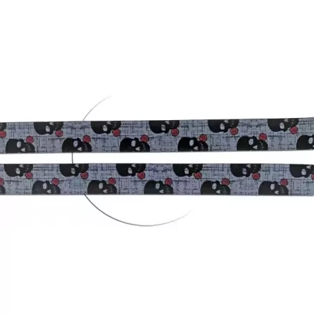 Lacets satin large gris à crânes noirs pour vos chaussures