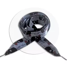 Lacets satin large gris à crânes noirs pour vos chaussures